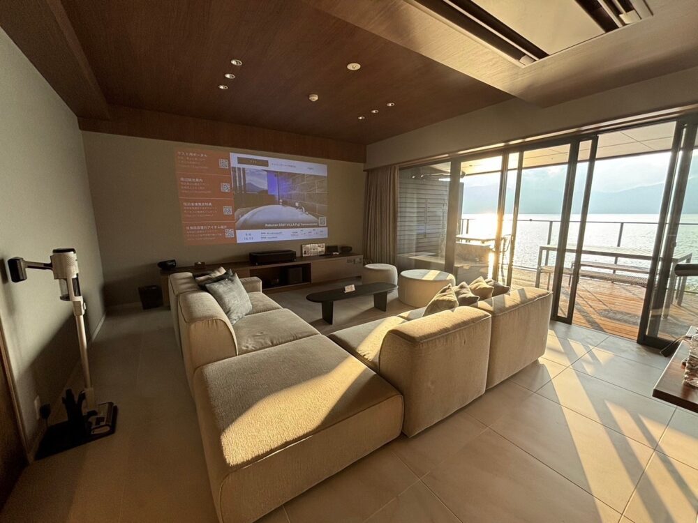 Rakuten STAY FUJIMI TERRACE 箱根芦ノ湖の115平米ある広々としたリビングエリア