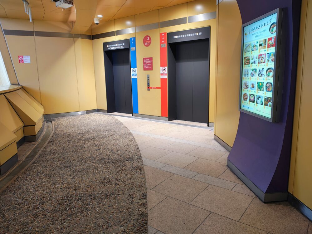 ２F　エレベーター　駐車場南口につながる